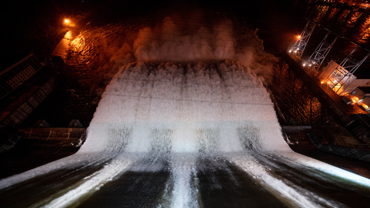Ночной водосброс на ГЭС с необычного ракурса. 11 эффектных фото