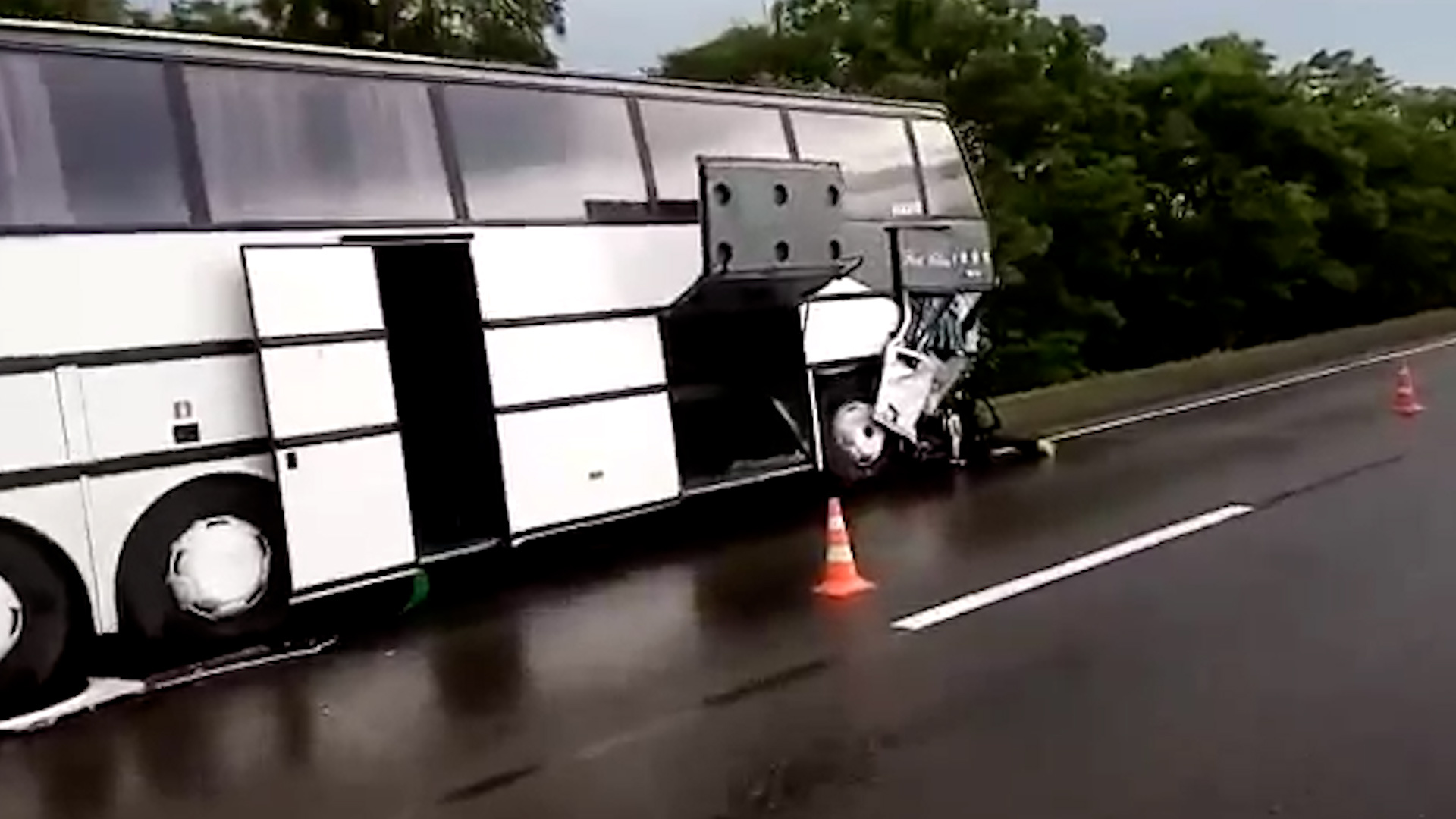Авария рейсовый автобус. ДТП С рельсовым автобусом под Анапой. Автобус в Анапу из Волгограда.