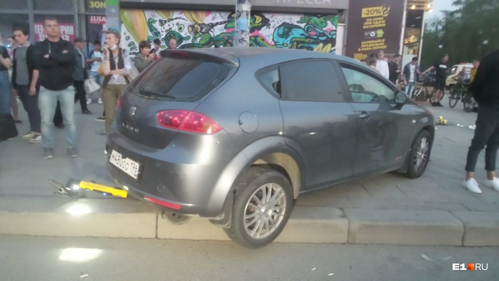 Разбитый SEAT Суворова на месте аварии. Всего в дорожном замесе пострадали шесть человек, в том числе двое детей