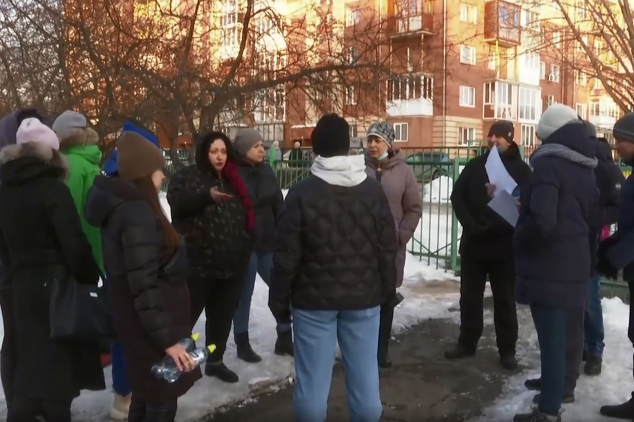 В первый день приема заявлений в первый класс у омских школ выстроились  очереди 1 апреля 2021 года - 1 апреля 2021 - НГС55.ру