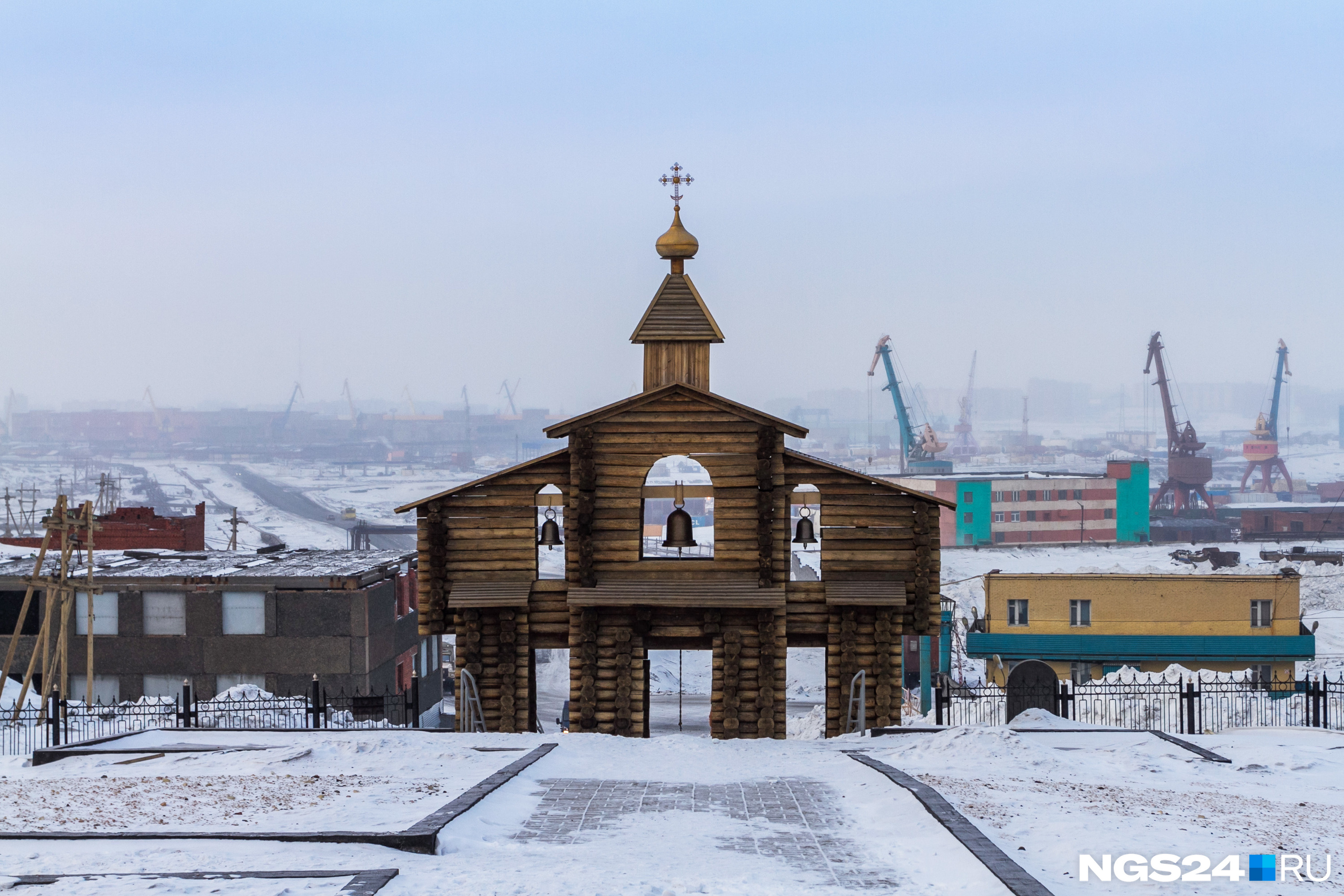 Это один из самых известных памятников в городе. Он посвящен погибшим заключенным Норильлага, которые строили в 30–50-е годы город и комбинат Это один из самых известных памятников в городе. Он посвящен погибшим заключенным Норильлага, которые строили в 30–50-е годы город и комбинат