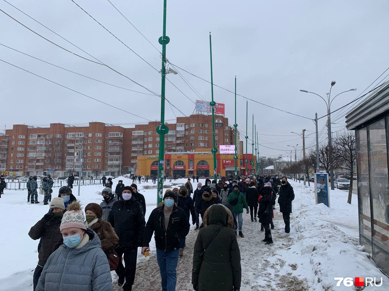 В это же время протестующие собрались на площади Юности В это же время протестующие собрались на площади Юности
