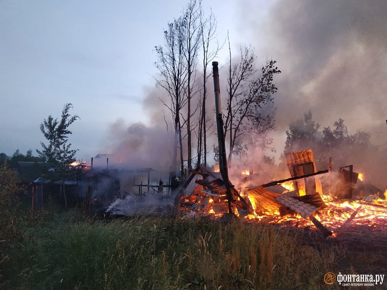 У границы с Петербургом загоревшийся дом утянул с собой двух соседей.  Посмотрите, как полыхало в плюс 30 - 23 июня 2021 - ФОНТАНКА.ру