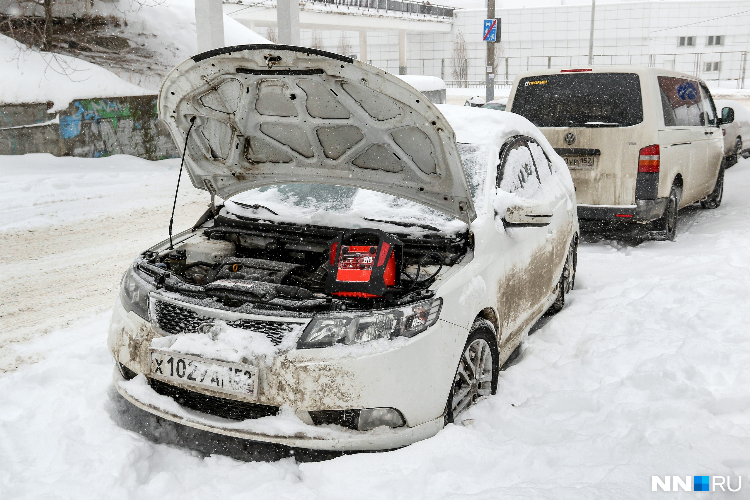 Владелица машины недавно переехала в Нижний Новгород из Сочи. Аккумулятор седана оказался не готов к резкому похолоданию