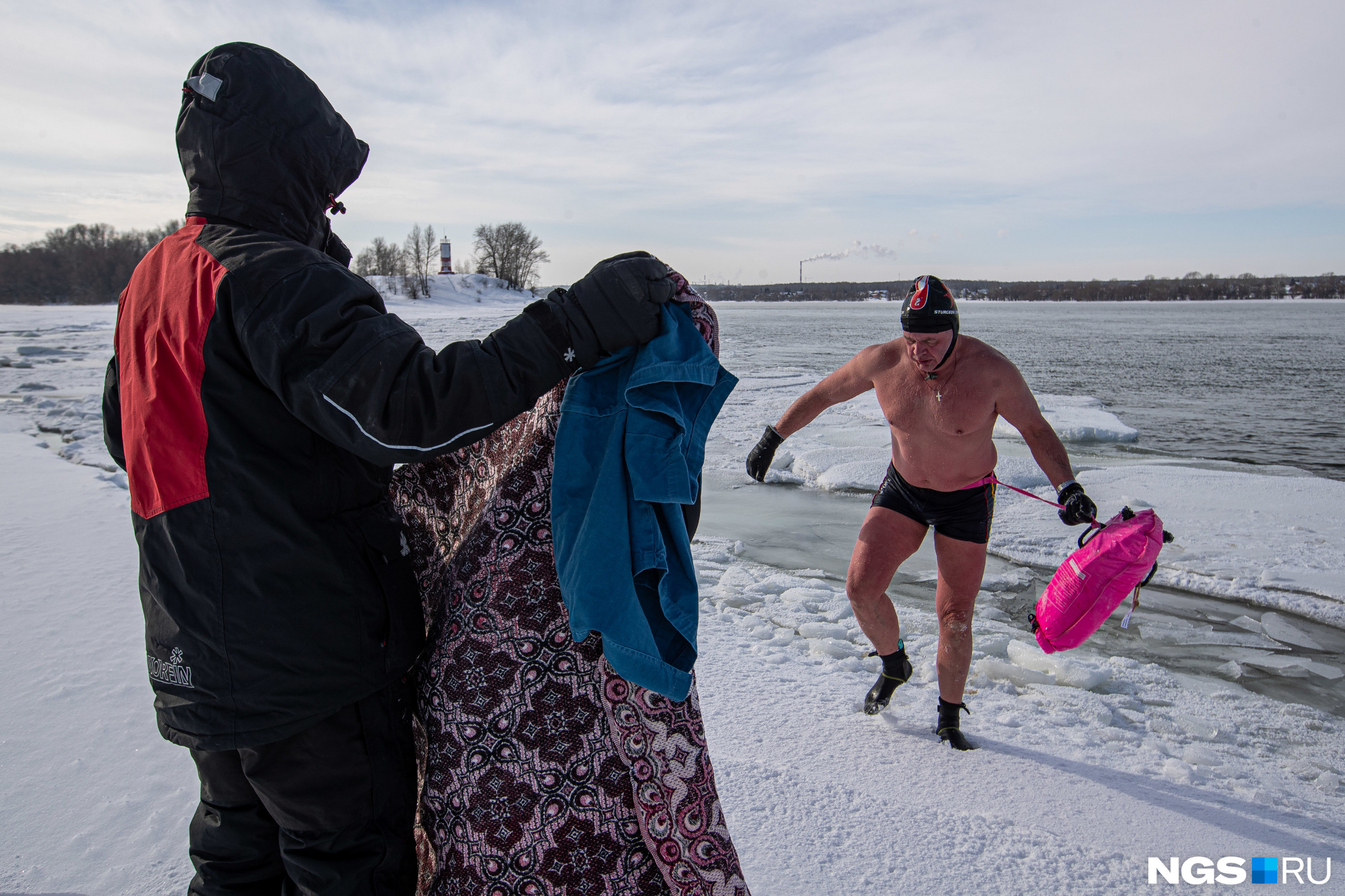 Марк Москвин постепенно увеличивает время своего нахождения в холодной воде