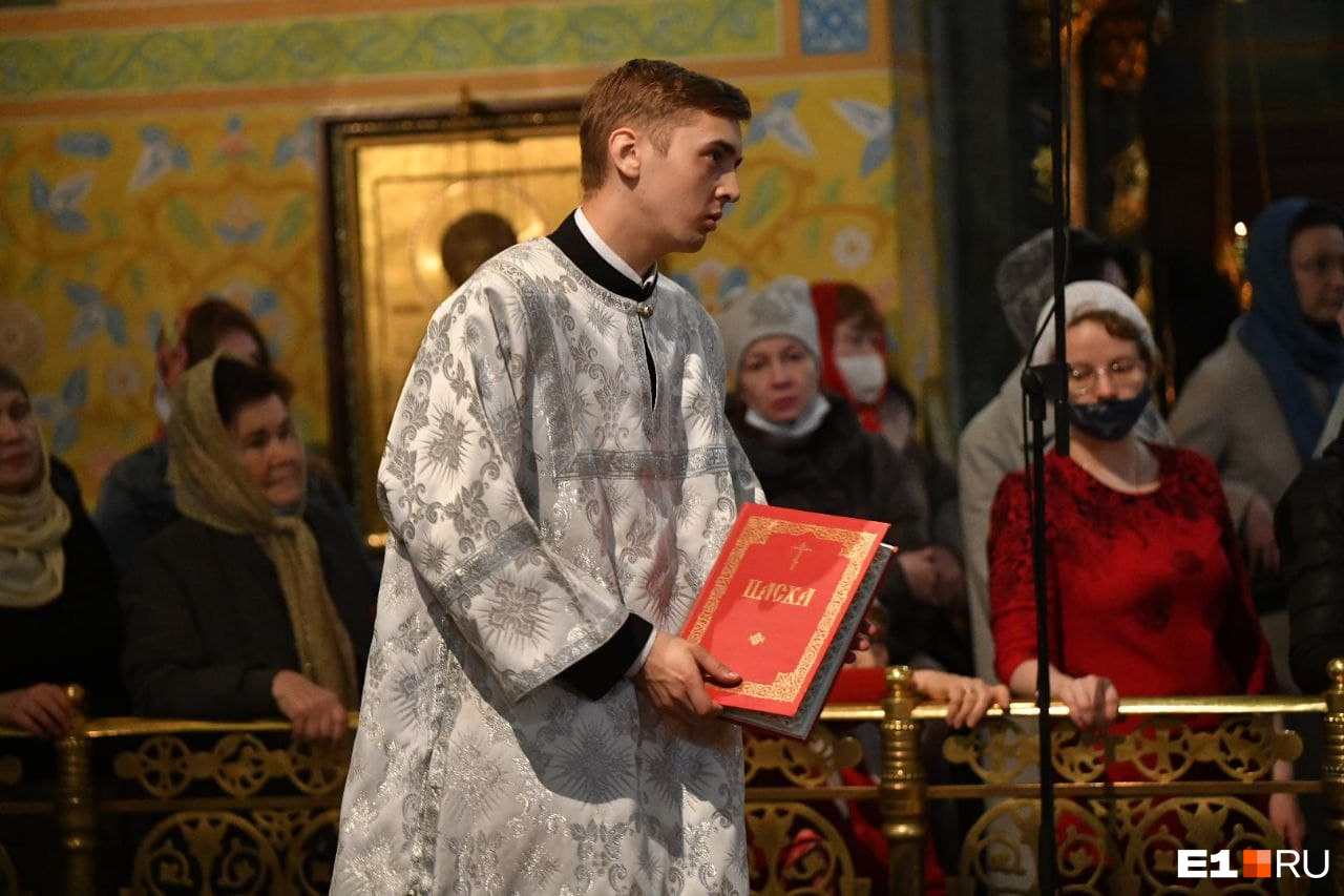 Главная ночная служба проходит в Свято-Троицком соборе Екатеринбурга