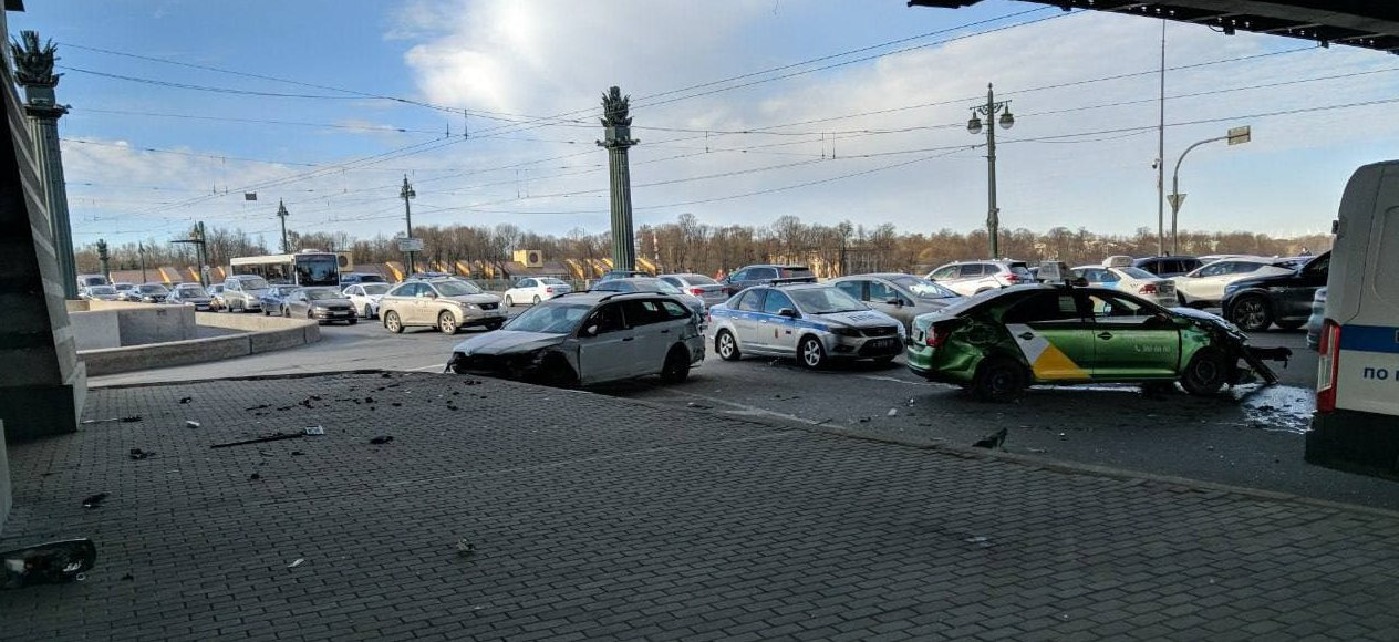 Таксисту, «под кайфом» отправившему коллегу в больницу в Петербурге, дали условный срок