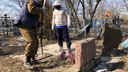 Пробивка в лучших традициях 90-х: в Волгограде группа крепких парней устроила драку на кладбище — видео