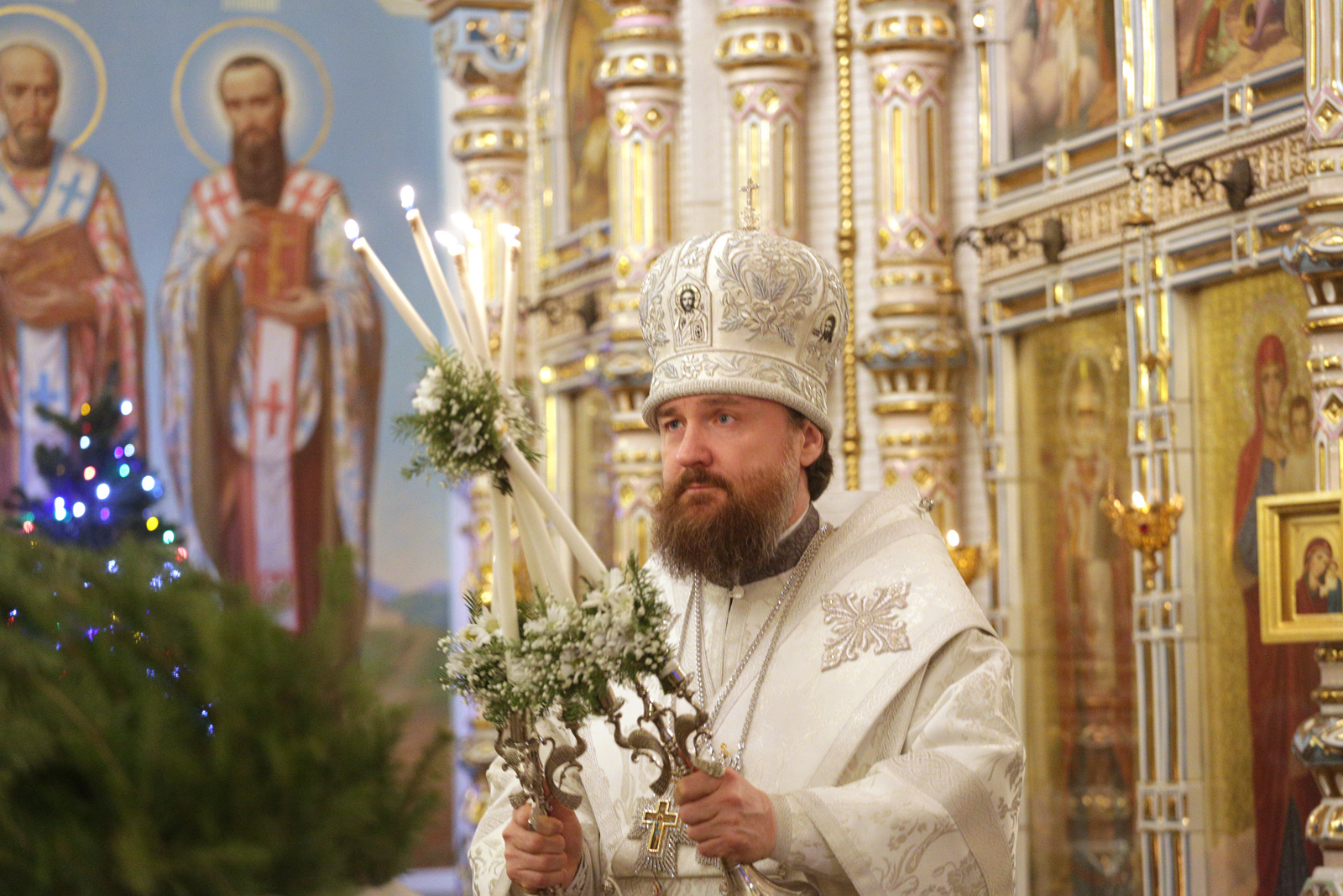 Тем, кто не смог попасть внутрь, предложили альтернативу. Посмотреть божественную литургию, проведенную митрополитом Челябинским и Миасским Григорием, можно было в прямом эфире Тем, кто не смог попасть внутрь, предложили альтернативу. Посмотреть божественную литургию, проведенную митрополитом Челябинским и Миасским Григорием, можно было в прямом эфире
