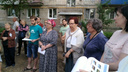 «Фасад трещит по швам!»: жильцы хрущевки на Аксакова выступили против надстройки новых этажей