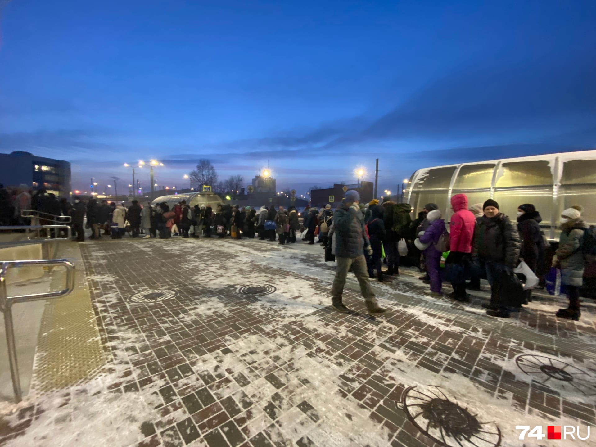 Очереди возле пригородного вокзала выстраиваются не первый день Очереди возле пригородного вокзала выстраиваются не первый день