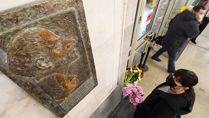 «Круче, чем во Франции»: на ж/д вокзале Екатеринбурга установили доску Осипу Мандельштаму за полмиллиона