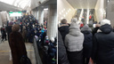 Стоят даже на лестнице: во время сильного снегопада новосибирцы столпились <nobr class="_">на станциях</nobr> метро