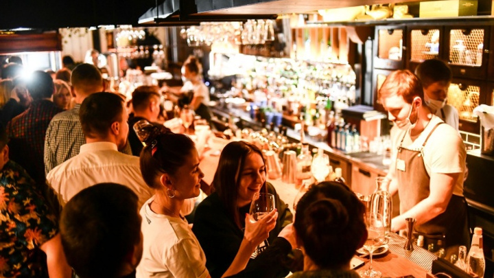 «Однажды гость оставил на чай 80 тысяч»: бармены из Екатеринбурга — о необычных клиентах и лучших коктейлях