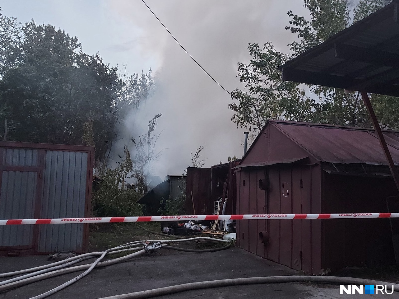 Место пожара на Невзоровых огородили
