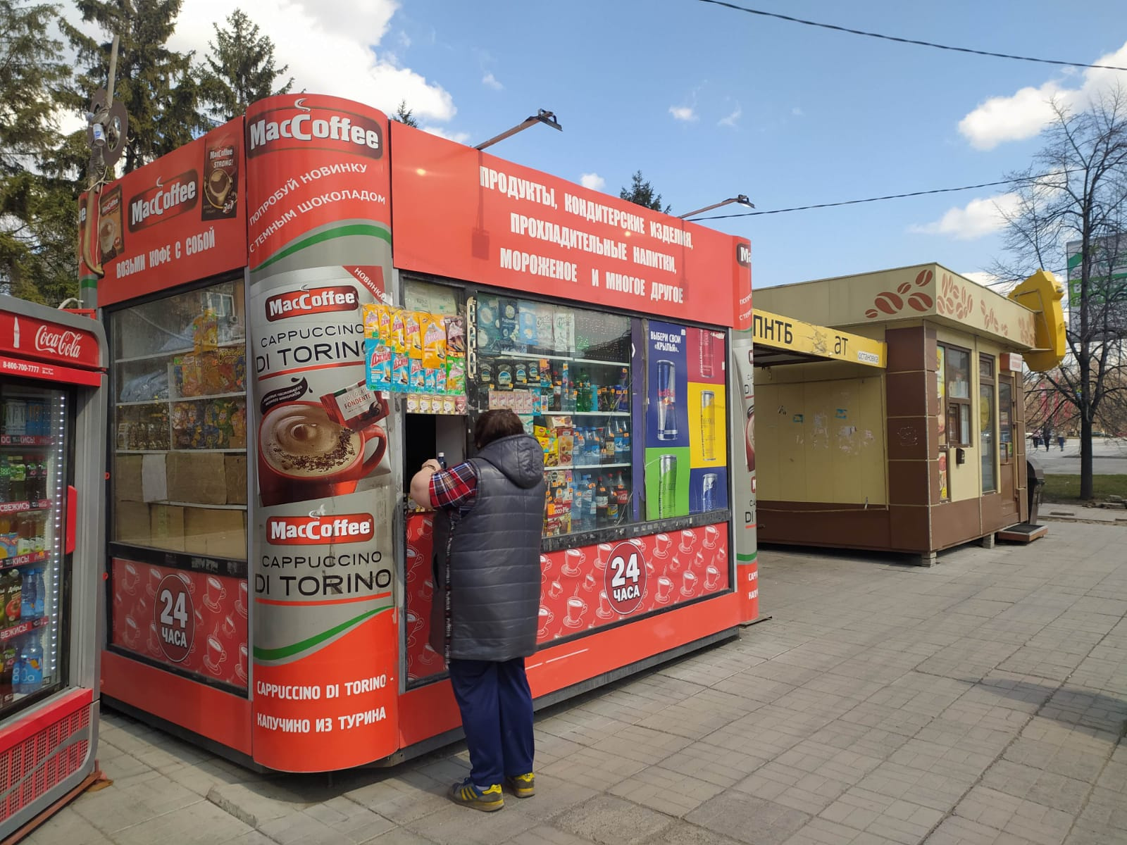 Общественники недовольны продажей табачных изделий в таких киосках Общественники недовольны продажей табачных изделий в таких киосках