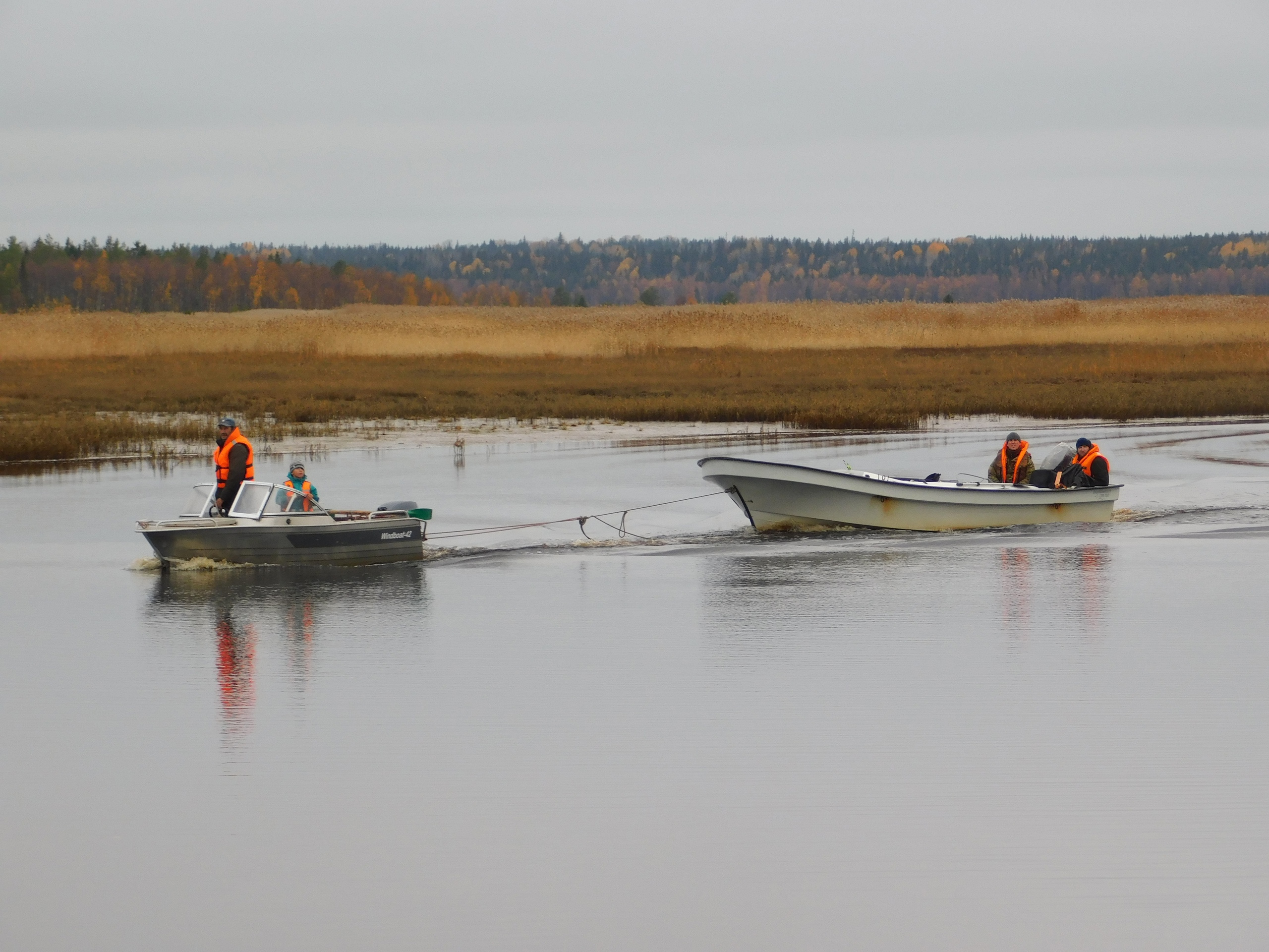 Прошлой осенью возле Луды было три случая, когда рыбаки оставались на воде с неисправным мотором