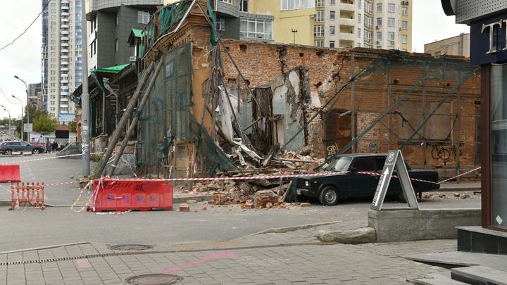 На Радищева рухнуло историческое здание возле «Гринвича»