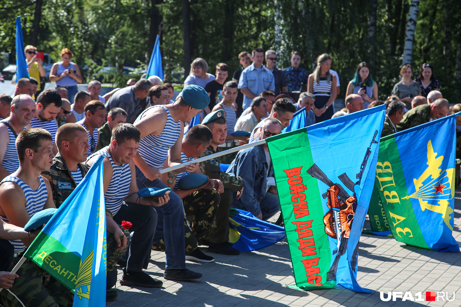 Десантники пришли на шествие с флагами