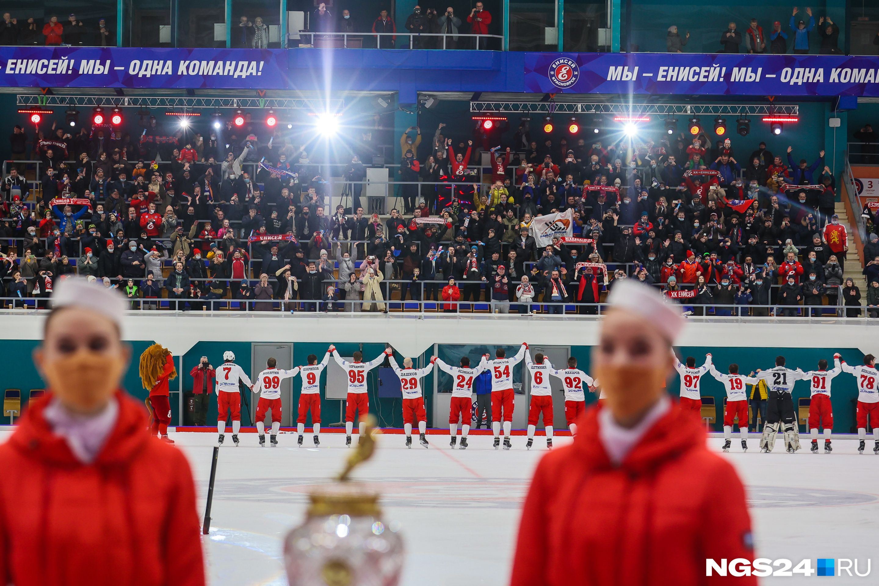 Игроки до церемонии поблагодарили благодарную публику за поддержку Игроки до церемонии поблагодарили благодарную публику за поддержку