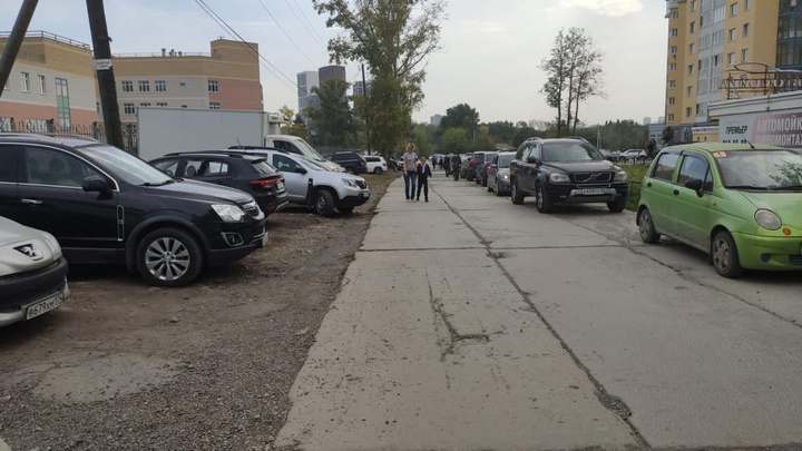 Екатеринбуржцы потребовали отремонтировать «дорогу для танков», по которой дети ходят в школу