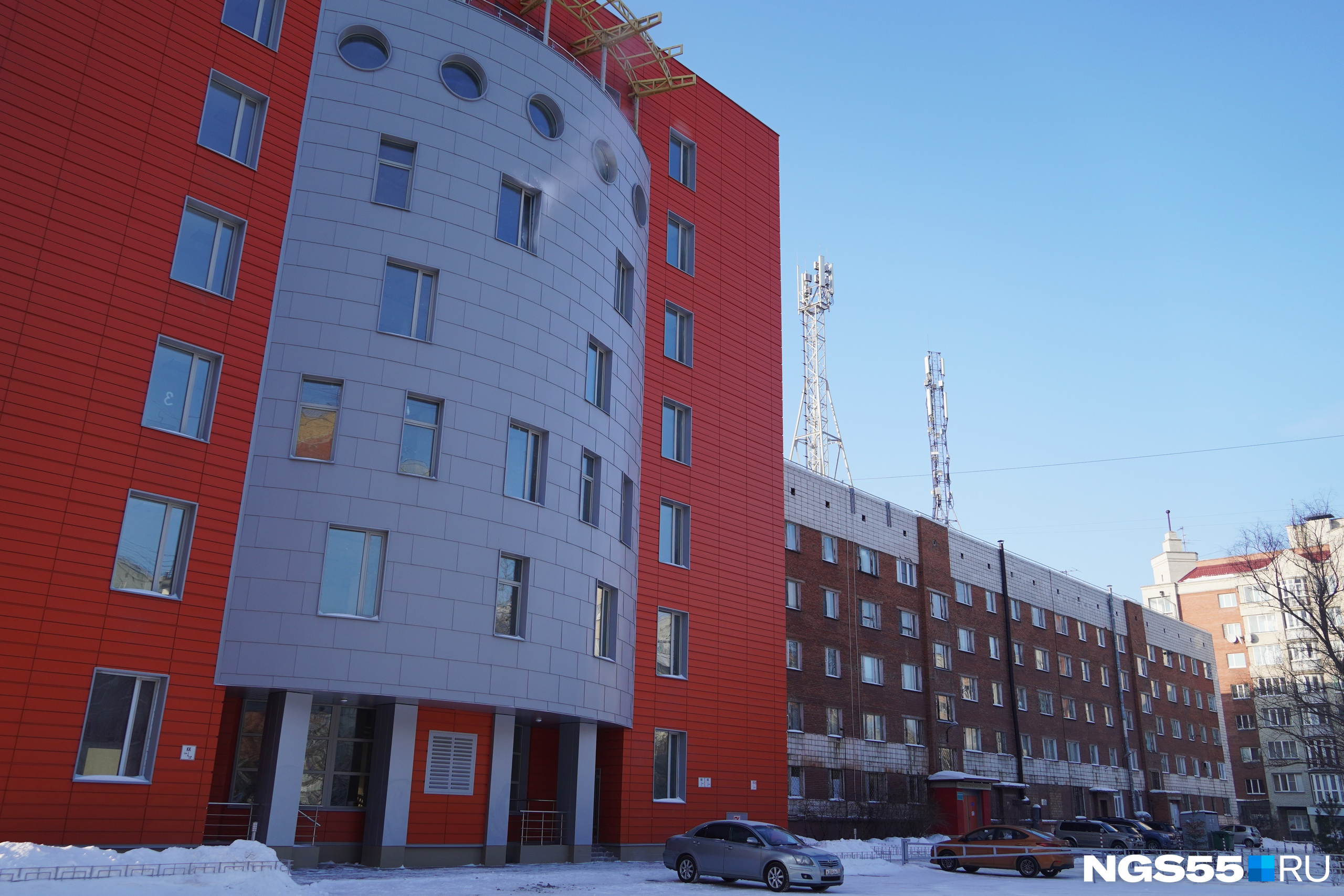 Торговый комплекс звезда Омск. Торговый комплекс звезда в Омске на улице Куйбышева. Куйбышева 30 Омск. Здание с красной крышей Омск.