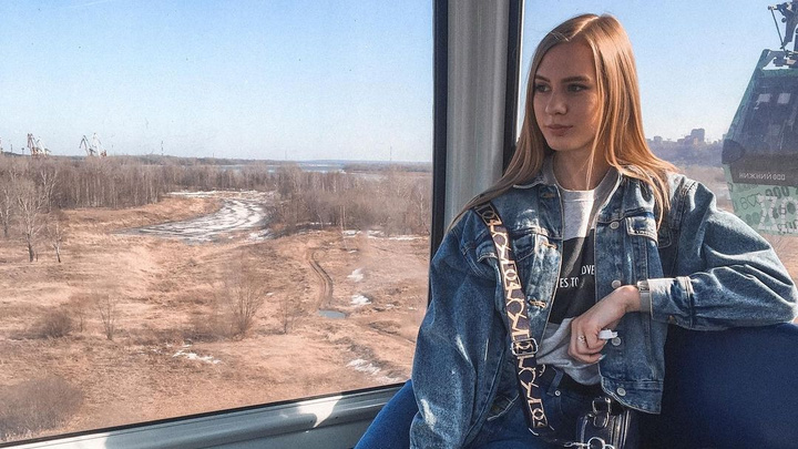 «За несколько секунд до этого вышла из автобуса»: девушка погибла под колесами «Приоры» на переходе в Нижнем Новгороде