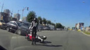 Девушка на мотоцикле пыталась объехать пробку по встречке, но ее сбил водитель легковушки. Кто виноват?