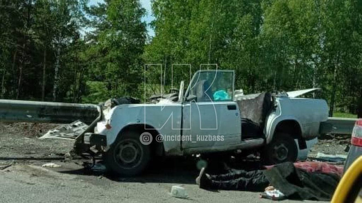 В Кузбассе произошло смертельное ДТП. У автомобиля оторвало крышу
