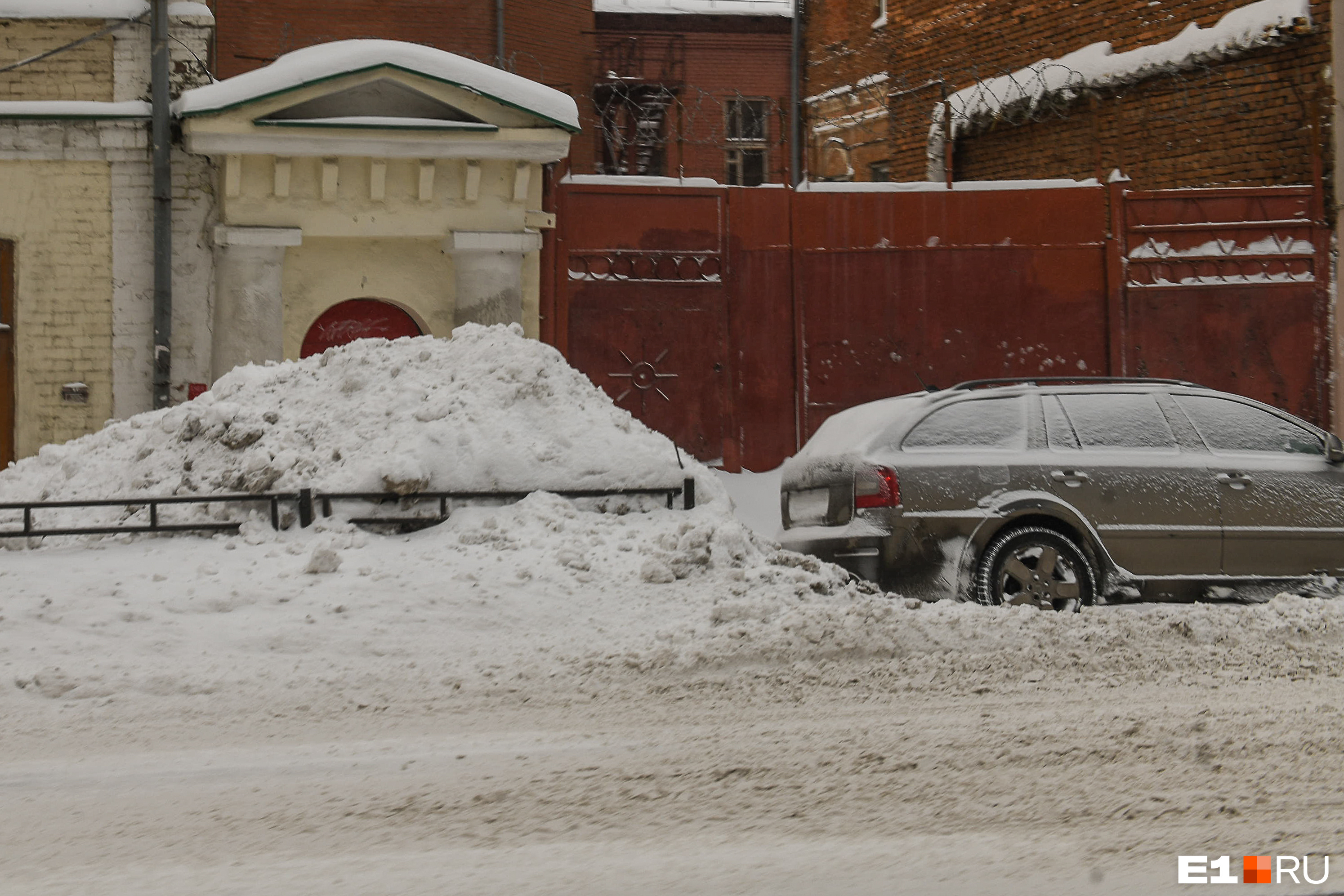 Грязные кучи снега явно не красят городские улицы. Но лучше снег на обочинах, чем на дорогах