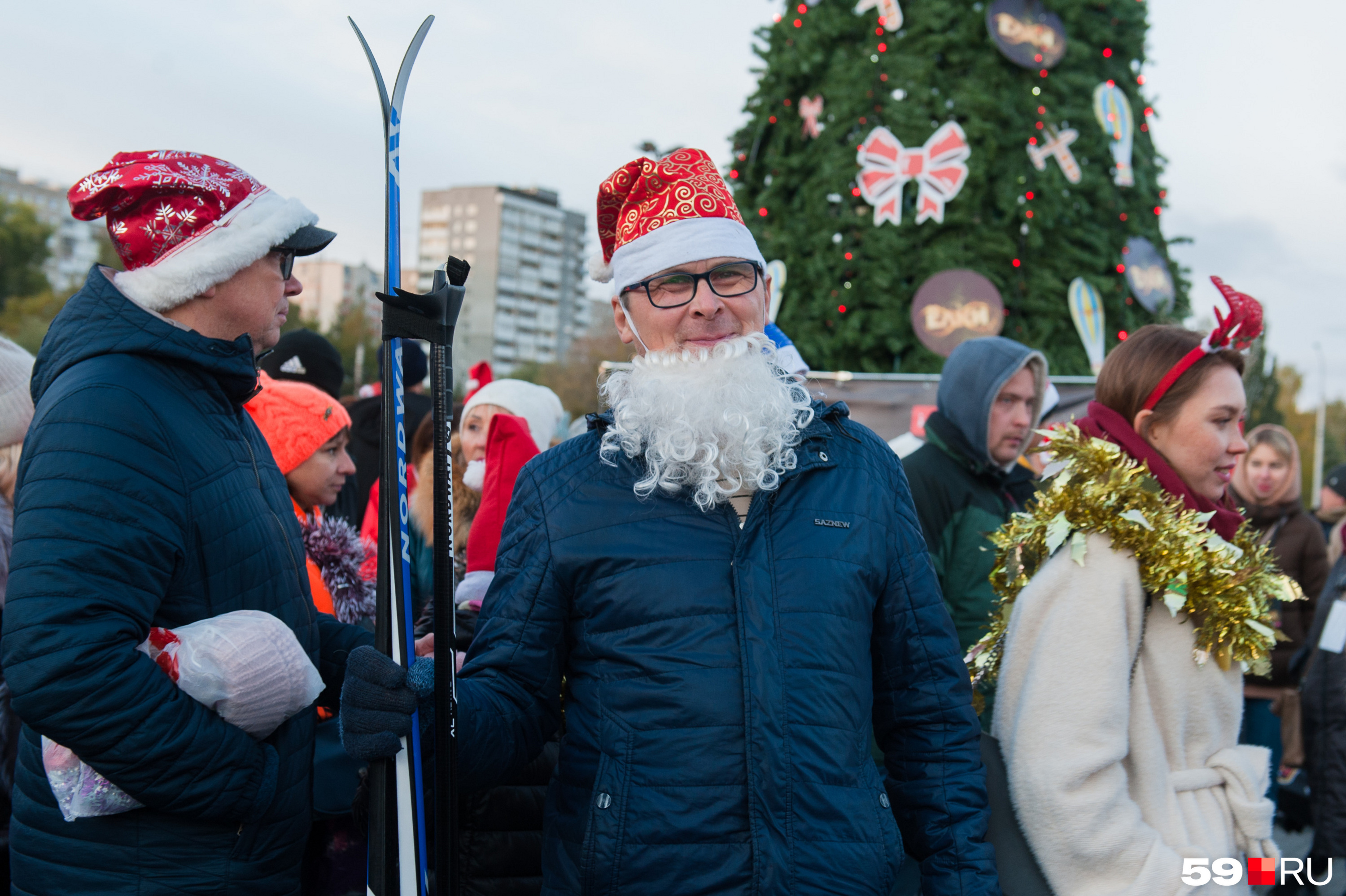 А вот и Дедушка Мороз с бородой и даже лыжами