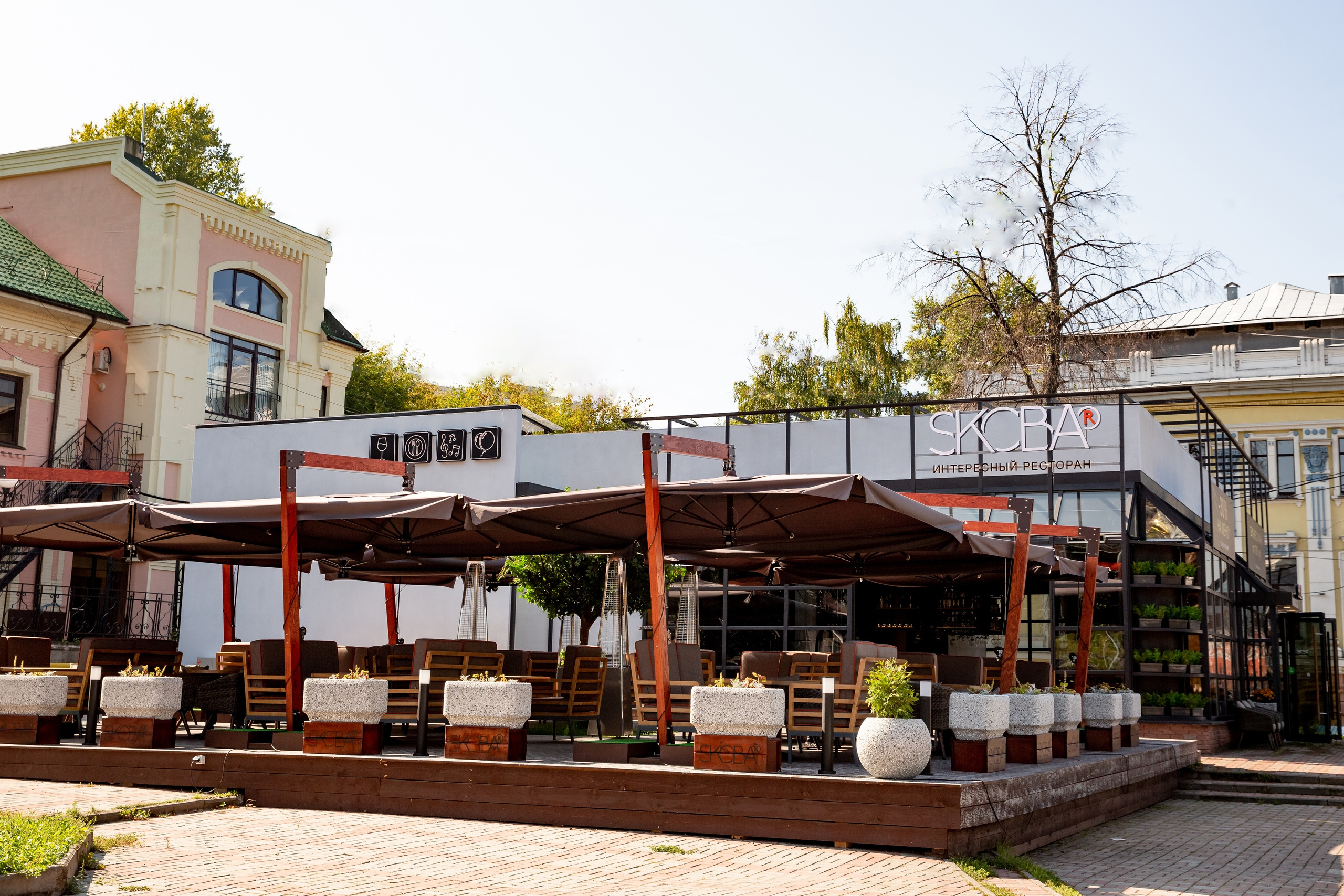 Летом ресторан устанавливает просторную и комфортную летнюю веранду