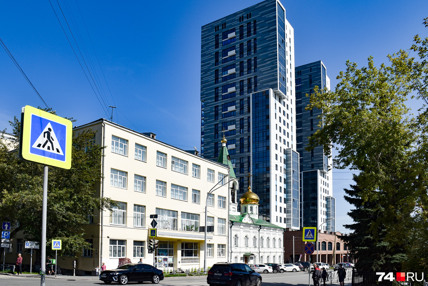 Маленькая церквушка затерялась среди высоток на улице Куйбышева Маленькая церквушка затерялась среди высоток на улице Куйбышева