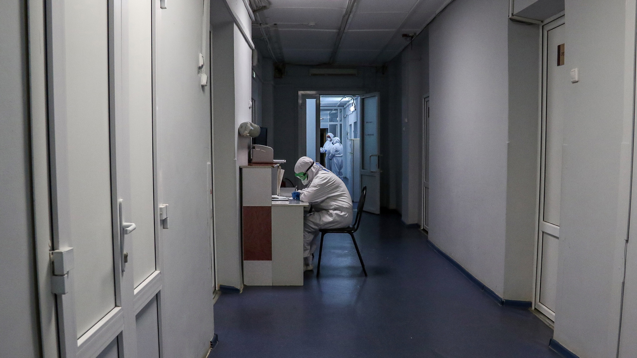 «Ставка медсестры высшей категории — 10,8 тысячи рублей». Медики — о выгорании, купленных сертификатах и массовых увольнениях