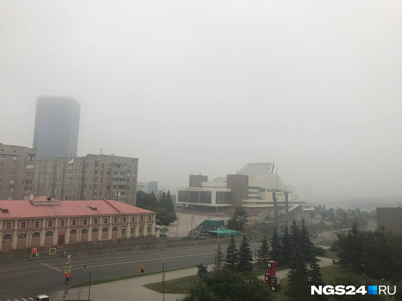 Смог принес в Красноярск не только неприятный запах, но и ограничил видимость