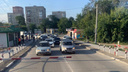 В Новосибирске водители выстроились в два ряда на встречной полосе перед переездом — что им за это грозит