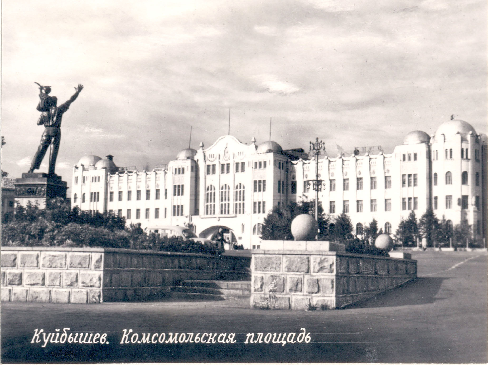 Памятника на Комсомольской площади нет уже давно