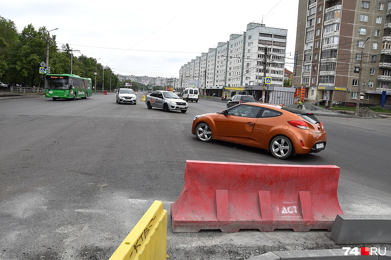 В промежутках между островками безопасности автомобили могут вставать для поворота налево (в пределах пересечения проезжих частей) В промежутках между островками безопасности автомобили могут вставать для поворота налево (в пределах пересечения проезжих частей)
