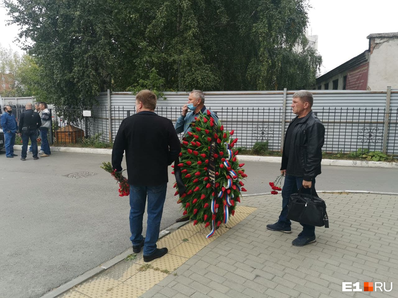 Сослуживцы и близкие Романа Шадрина приехали на прощание с венками и цветами