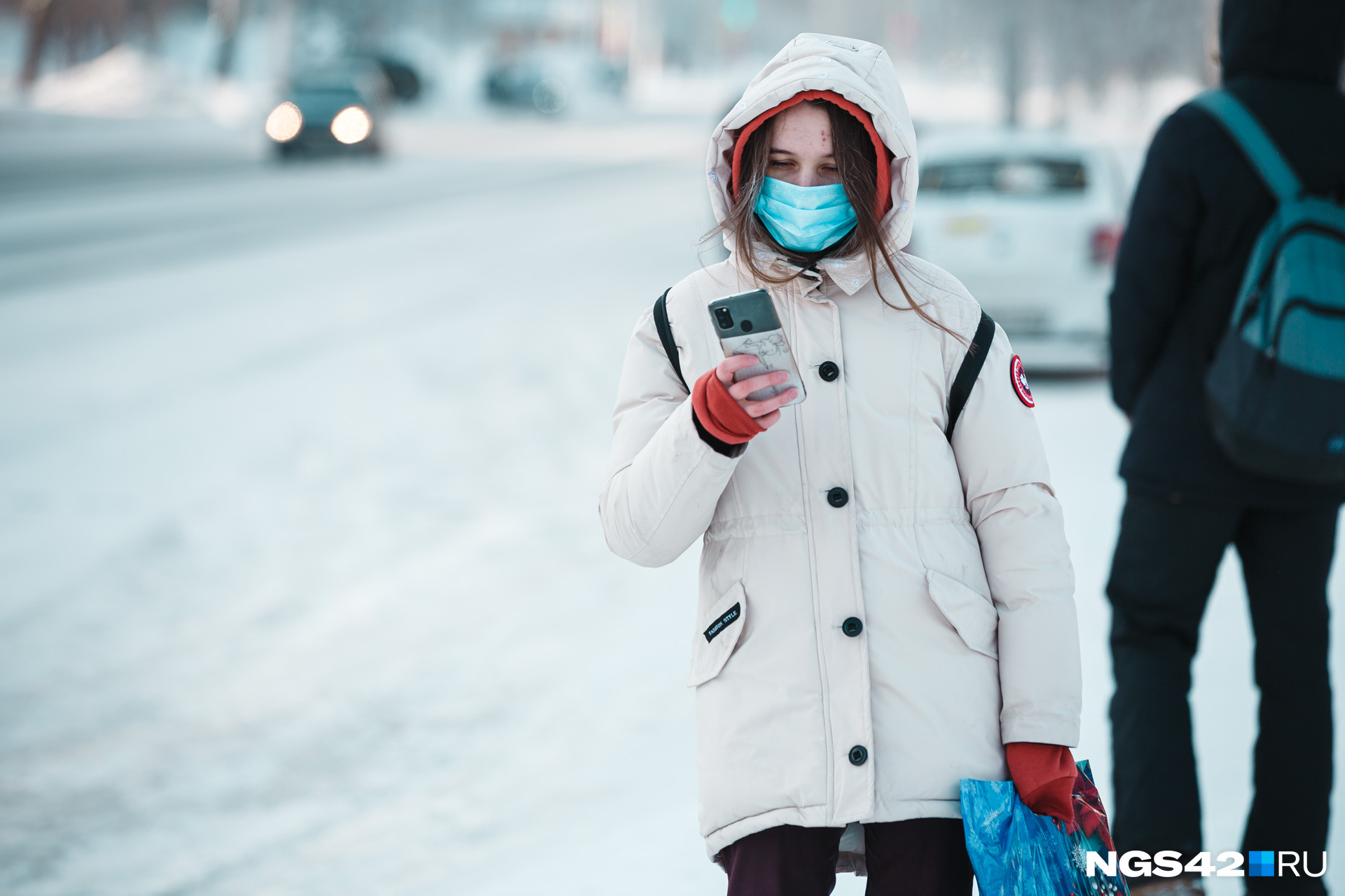 Медики советуют одеваться теплее и многослойно, чтобы не получить обморожение