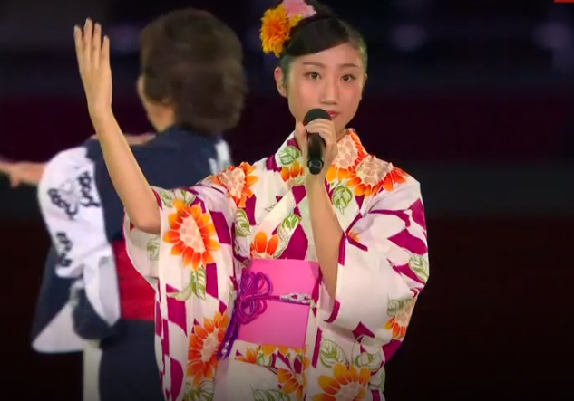 Певица в японском кимоно
