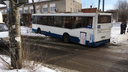 В центре Омска автобус с пятью пассажирами врезался сначала в трамвай, потом в дерево
