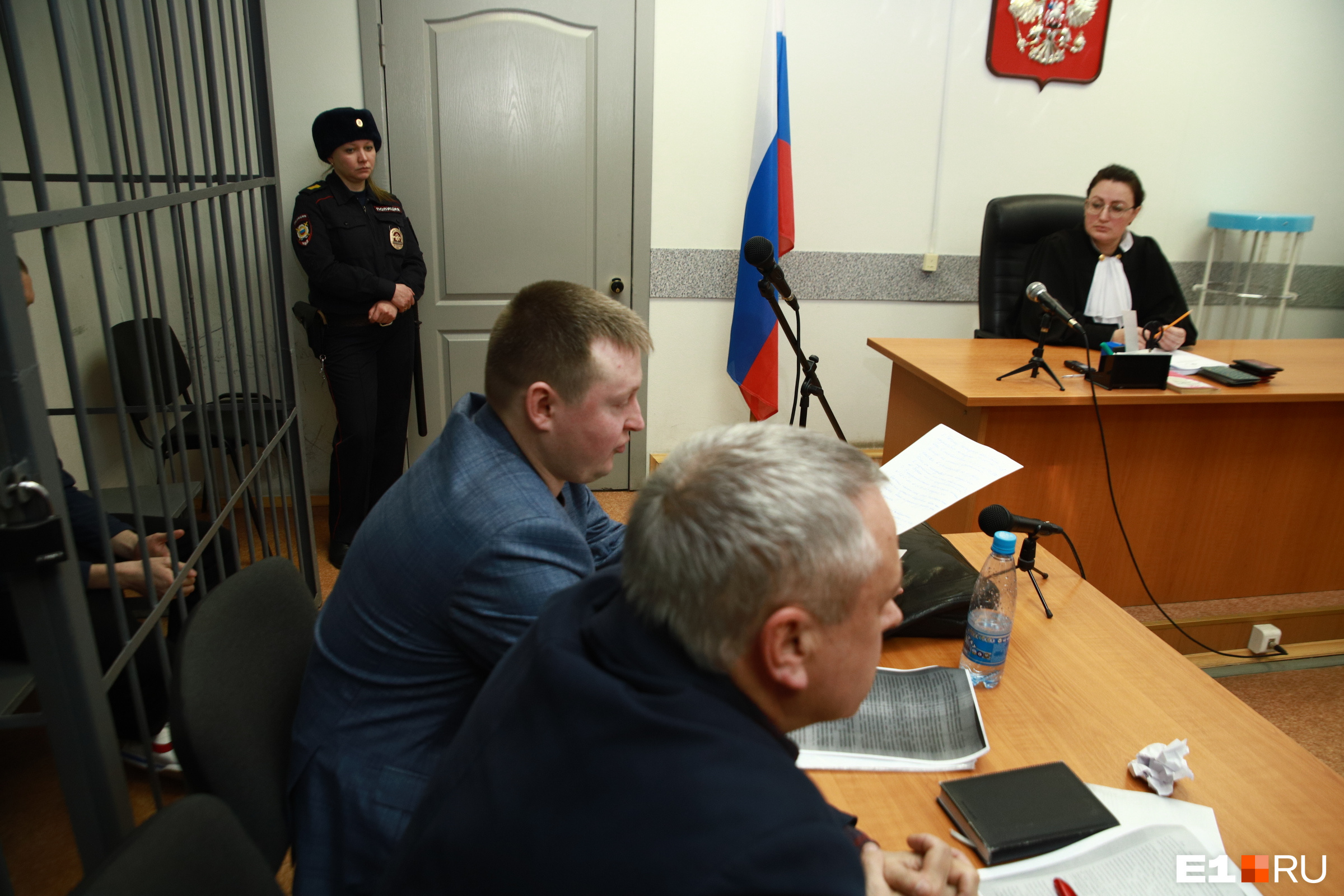 Пожалуй, закрытый режим заседаний устраивал только адвокатов Васильева, которые изначально были против присутствия журналистов