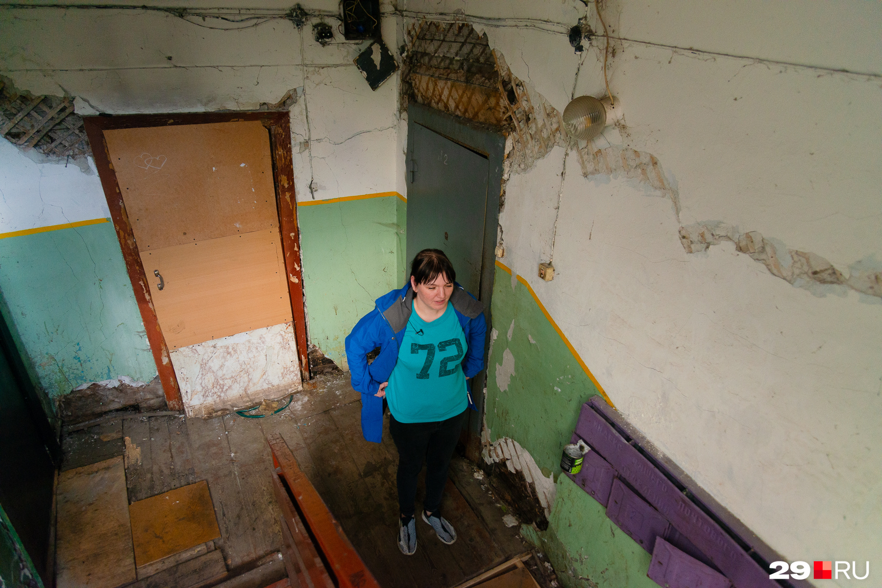 Мария Митькина живет тут с рождения, с 1993 года. Так сейчас выглядит подъезд в доме — стены оголены до деревянных перекрытий