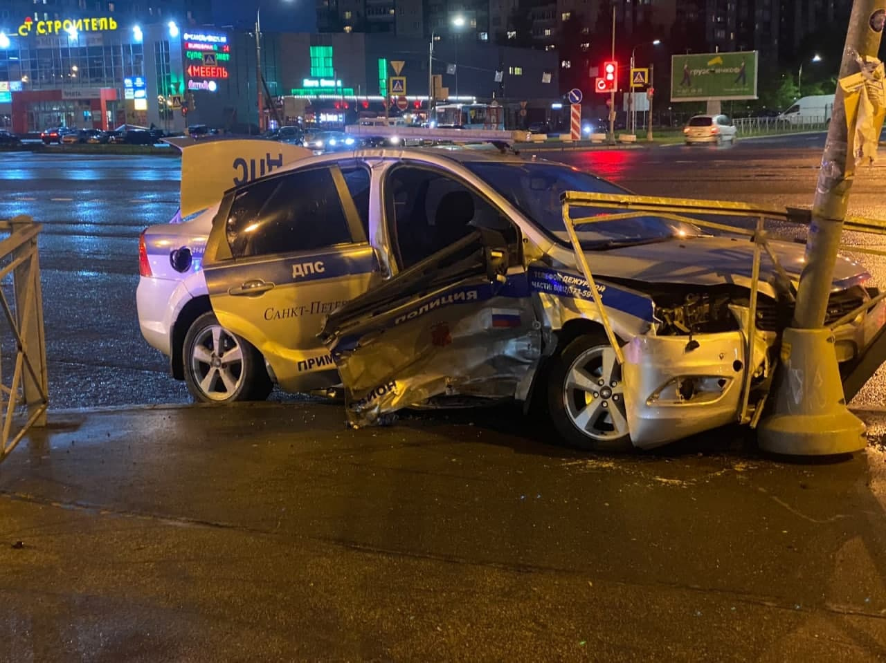 Машина ДПС попала в аварию и врезалась в столб на проспекте Испытателей в  Петербурге 20 мая 2021 г. - 21 мая 2021 - ФОНТАНКА.ру