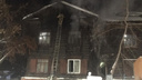 В двухэтажном доме на Обской вспыхнул пожар: одному из жильцов потребовалась реанимация