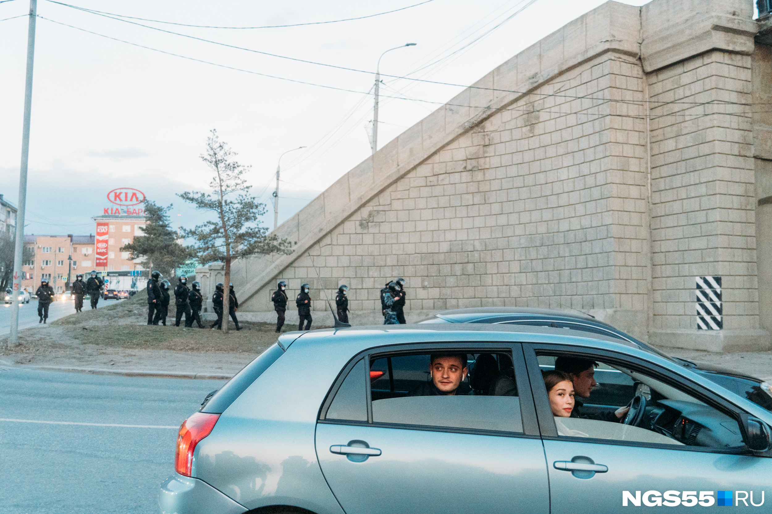 Вокруг обычным спокойным порядком шла работа глубоко внизу сигналили машины гремела арматура