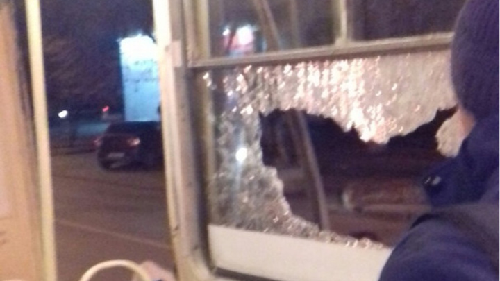 «Со всей дури». В Челябинске экскаватор ковшом разбил окно трамвая