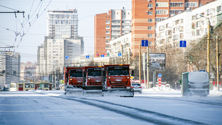 Дороги Челябинска после снегопада убирали круглосуточно