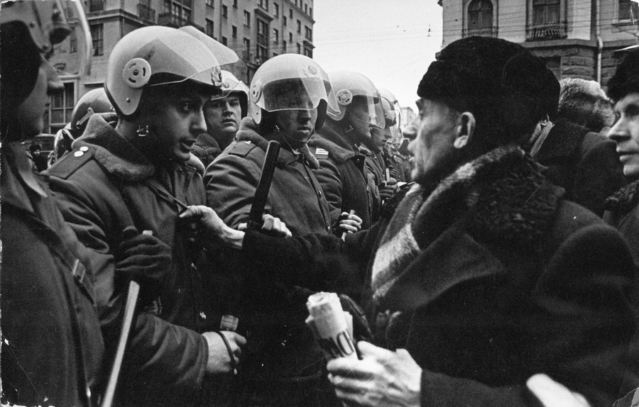 Противостояние митингующих с силовиками имеет в России давнюю историю: иногда сказочную, иногда трагичную Противостояние митингующих с силовиками имеет в России давнюю историю: иногда сказочную, иногда трагичную